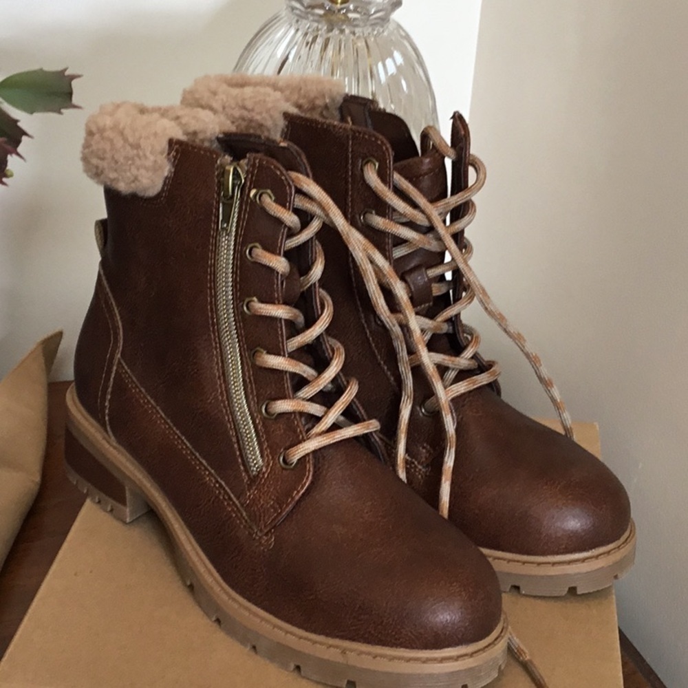 STEVE Madden girls boots. New in box Size 5